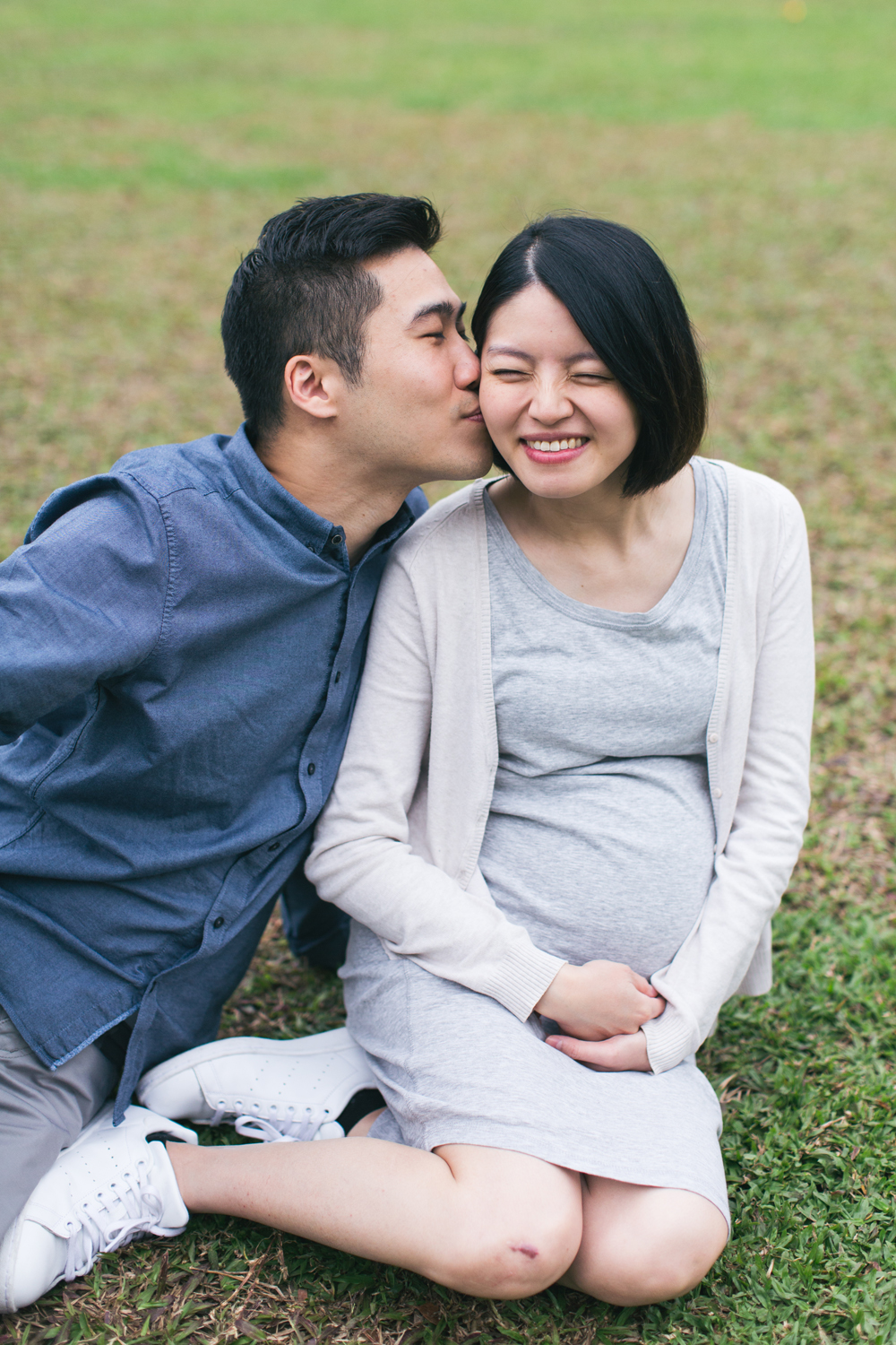 Hong Kong maternity photos • A sweet kiss