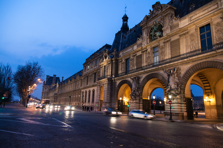 Le Louvre at night