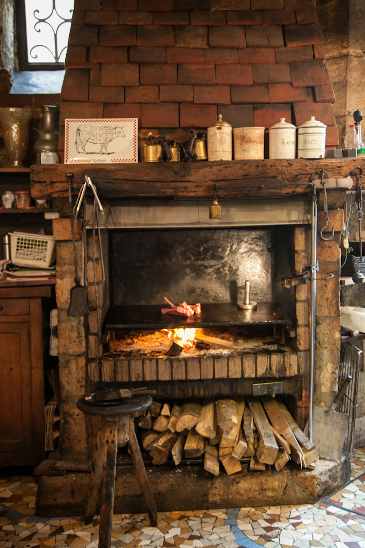 Grilling fireplace at Robert et Louise