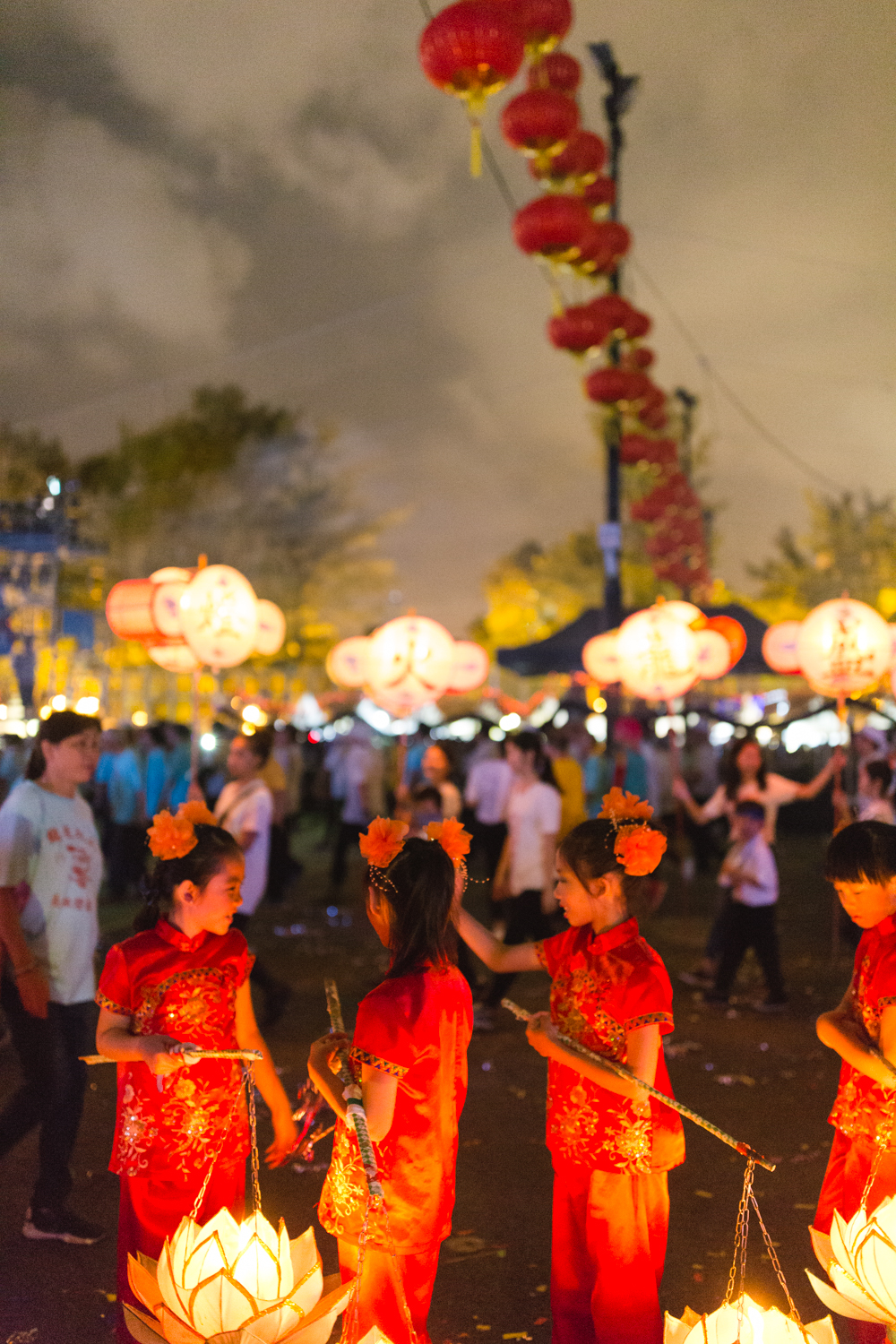 Little girls with lanterns at Tai Hang Fire Dragon Dance | Chinese traditions